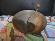 ancien grand presse-purée de cuisine à manivelle 