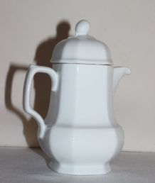 Joli pot à lait porcelaine blanche 