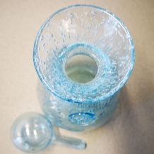 carafe BIOT en verre bullé bleu clair et bouchon