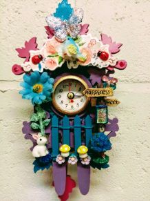 Horloge murale à coucou en bois et techniques mixtes