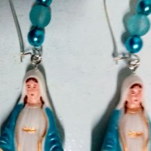 Boucles d'oreilles vierge Marie, statuettes résine et perles