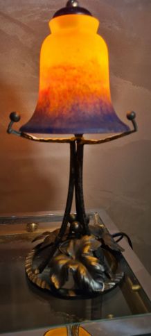 lampe fer forgé tulipe  pate de verre , non signé dans le go