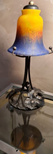 lampe fer forgé tulipe  pate de verre , non signé dans le go