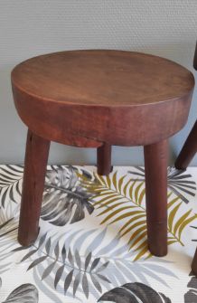 tabourets en bois brutalistes