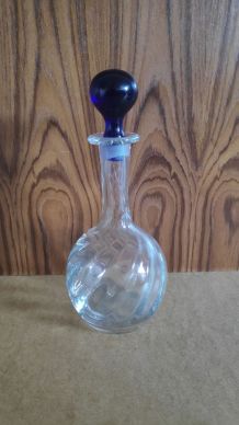 carafe verre transparent et bouchon bleu