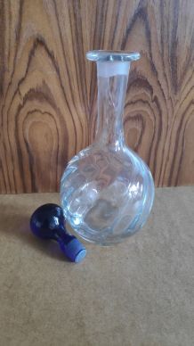 carafe verre transparent et bouchon bleu