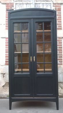 armoire vitrine parisienne