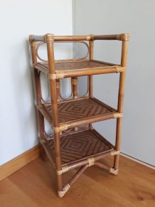 Étagère en rotin clair avec cannage