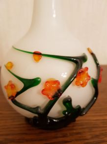 Vase en verre décoré 