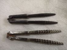 2 anciens casse_noix en métal 