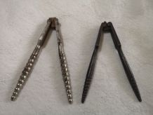 2 anciens casse_noix en métal 