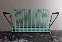 Porte vinyles en métal et scoubidou (Années 70)