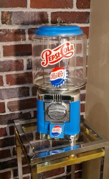 Distributeur chewing gum et bonbon en acier. Style vintage, 