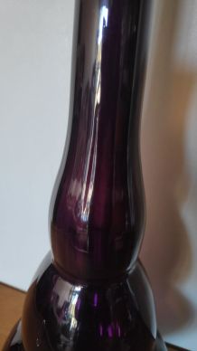 carafe violet foncé avec bouchon flamme