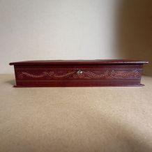 Boîte coffret recouverte de simili cuir à décor gravé et clé