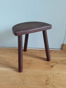 Tabouret de vacher tripode dans l'esprit wabi sabi
