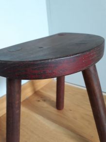 Tabouret de vacher tripode dans l'esprit wabi sabi