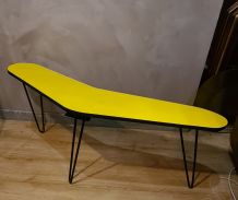 table  boomerang peint en jaune trace d usure legere 120x28x