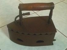 ancien fer a repasser a braises , vintage