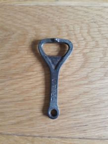 Décapsuleur ancien vittel grande source