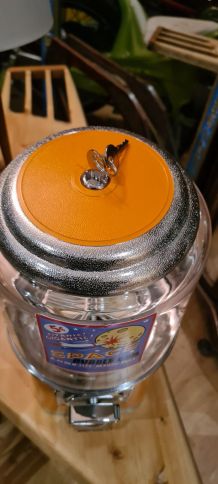 Distributeur chewing gum et bonbon en acier. Style vintage, 