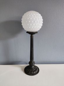 lampe art déco pied en fonte et globe en verre blanc