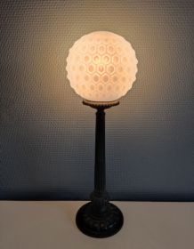 lampe art déco pied en fonte et globe en verre blanc