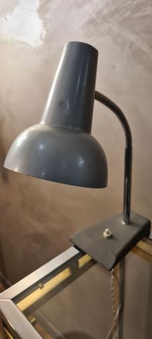 petite lampe de table 1950  bon fonctionnement ,35x30 legere