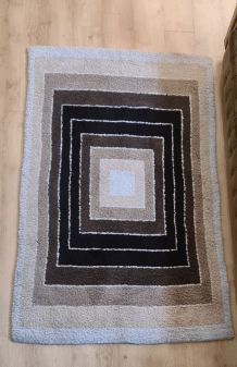 Beau tapis en laine vintage 70 a 80 en bon état, mérite un b