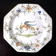 Assiette octogonale en faïence de Moustiers