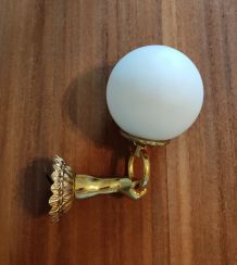 applique main en bronze doré et opaline blanche