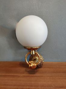 applique main en bronze doré et opaline blanche