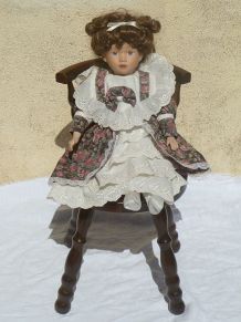 poupée  + chaise en  bois