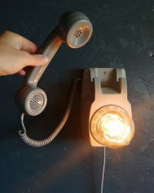 Lampe applique téléphone vintage gris années 70 "Allo ?!"