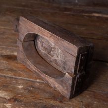 Moule à beurre ancien sculpté. 