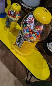 2 Distributeurs a bonbons  jaune 28x15  fonte d alu et verre