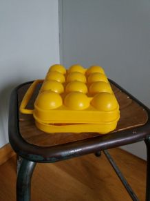 Boite valisette à œuf vintage en plastique jaune