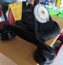 Telephone ancien en bakelite noir
