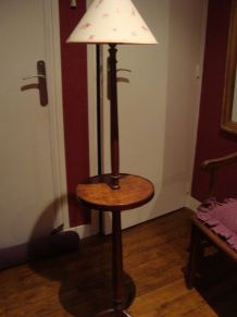 Lampadaire Vintage en bois avec tablette et abat jour 