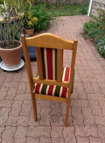 1 chaise en bois couleur miel, capitonnée en velours.