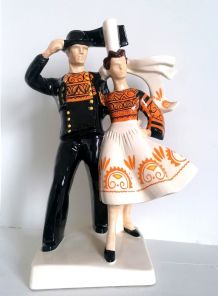 Couple de bigoudens dans le vent, par R.Micheau Vernez, Henr