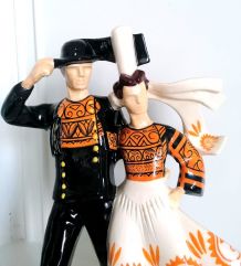 Couple de bigoudens dans le vent, par R.Micheau Vernez, Henr