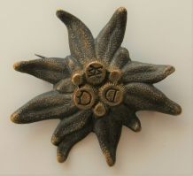 Broche énigmatique en bronze vintage runes symboles 