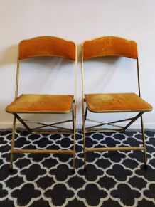 chaises pliantes en métal doré et velours moutarde