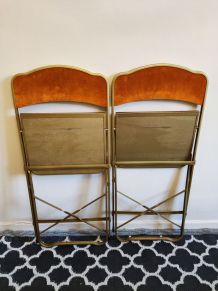 chaises pliantes en métal doré et velours moutarde