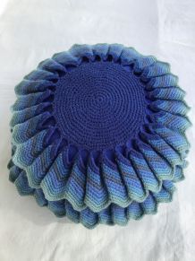 Coussin rond crocheté bleu dégradé vintage