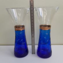 2 anciens petits vases en cristal bleus