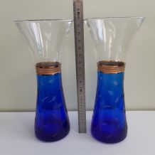 2 anciens petits vases en cristal bleus