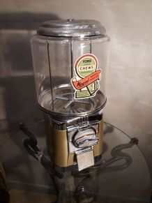 Distributeur chewing gum et bonbon. Style vintage, 80s globe