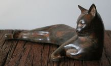 Chat allongé en bronze par Pierre Chenet